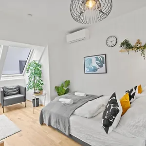 Near Klinik Floridsdorf - 3 Min To Supermarket And Pharmacy - On-site Parking For 19,90 Eur Avusturya